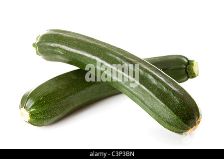 Zucchine fresche su sfondo bianco Foto Stock
