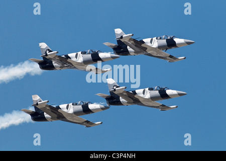 Il metallo pesante Jet Team - un civile formazione jet aerobatic team con base negli Stati Uniti e battenti Aero L39 Albatross aeromobile Foto Stock