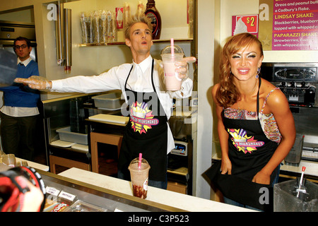 Aaron Carter e Karina Smirnoff visita 'Mmilioni di frappè' per creare il proprio frullato West Hollywood, California - Foto Stock