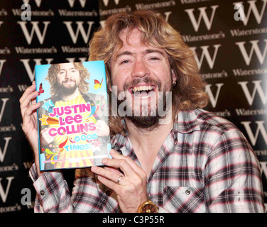 Justin Lee Collins segni le copie del suo libro "Buona volte!" a Waterstones Bluewater Londra Inghilterra - 22.09.09 Foto Stock