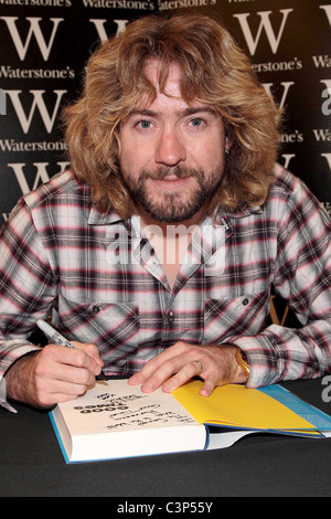 Justin Lee Collins segni le copie del suo libro "Buona volte!" a Waterstones Bluewater Londra Inghilterra - 22.09.09 Foto Stock