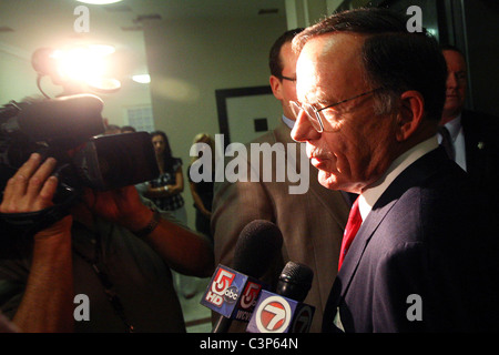 Ex Partito Democratico presidente Paul G. Kirk Jr. parla ai media presso la Statehouse dove Massachusetts Gov. Deval Patrick Foto Stock