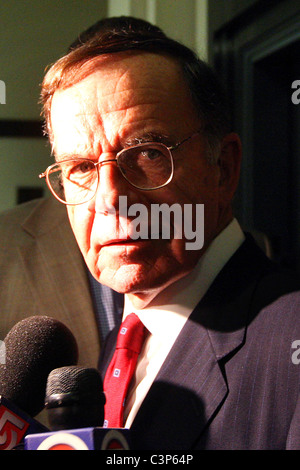 Ex Partito Democratico presidente Paul G. Kirk Jr. parla ai media presso la Statehouse dove Massachusetts Gov. Deval Patrick Foto Stock