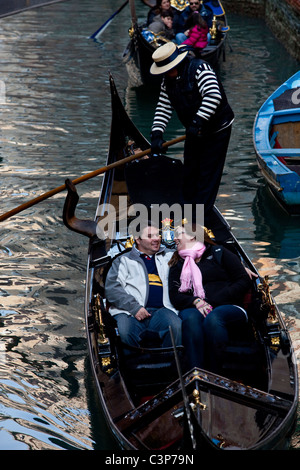 Matura in una Gondola, Venezia, Italia Foto Stock