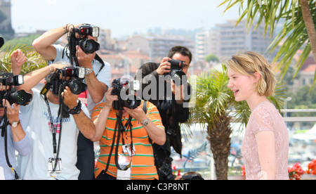 MIA WASIKOWSKA INQUIETO PHOTOCALL CANNES FILM FESTIVAL 2011 PALAIS DES FESTIVAL CANNES Francia 13 Maggio 2011 Foto Stock