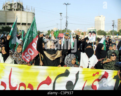 I sostenitori di studenti Imamia Organization (ISO) chant slogan durante l'America Murdabad rally a Karachi Foto Stock