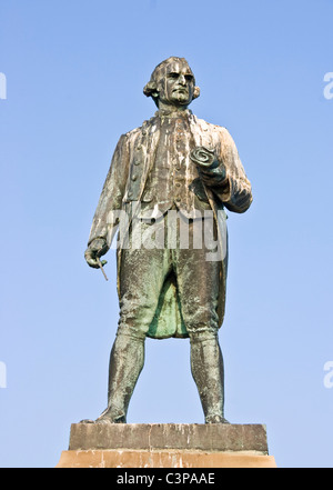 Statua in bronzo di sculture di explorer il Capitano James Cook da John Tweed (1912) Whitby North Yorkshire Inghilterra Europa Foto Stock