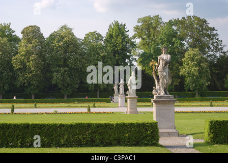 Statue lungo un marciapiede presso il palazzo di Nymphenburg a Monaco di Baviera Foto Stock