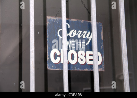 Siamo spiacenti, segno chiusa sulla porta shop Foto Stock