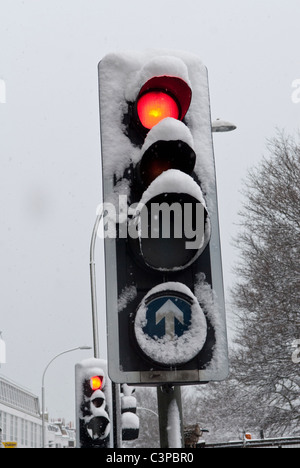 Semaforo rosso coperto di neve Foto Stock