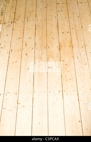 Il nuovo pavimento in legno. Recentemente tolto e levigato vecchio pino tavoloni dando un nuovo pavimento in legno Foto Stock