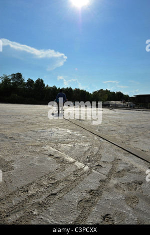 I campi di sale di Samut Sakhon, operai la raccolta del sale, Samut Sakhon , della Thailandia Foto Stock