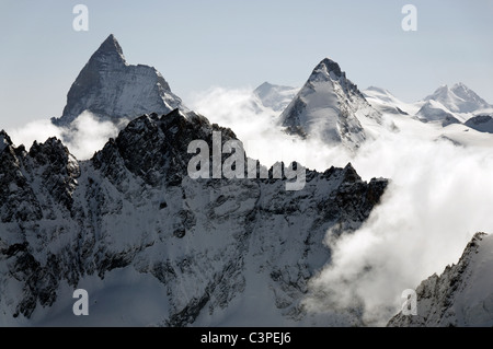 Un inizio di mattina vista sulla Haute Route tour sugli sci, Svizzera. Foto Stock