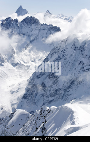 Un inizio di mattina vista sulla Haute Route tour sugli sci, Svizzera. Foto Stock