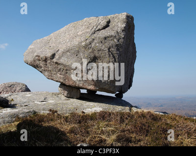 Appollaiato a boulder di Lewisian gneiss, Foinaven da NW (formata dalla fusione glaciale) Foto Stock