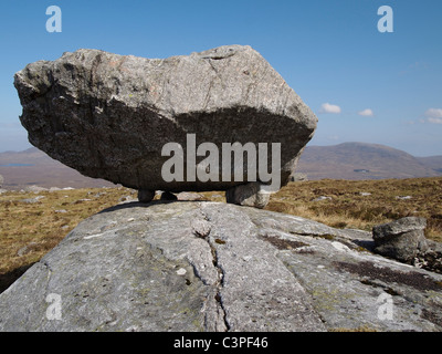 Appollaiato a boulder di Lewisian gneiss, Foinaven, Scozia (formata dalla fusione glaciale) Foto Stock