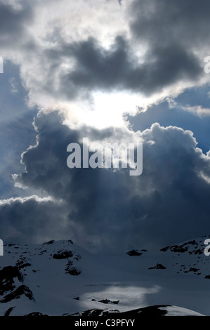 Un mix di pomeriggio di sole e di Cumulus nubi Foto Stock