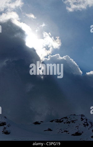 Un mix di pomeriggio di sole e di Cumulus nubi Foto Stock