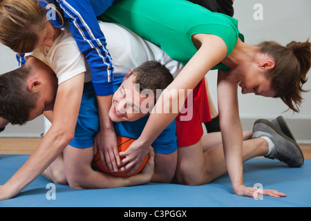 Germania, Berlino, l uomo e la donna che gioca a basket in palestra Foto Stock