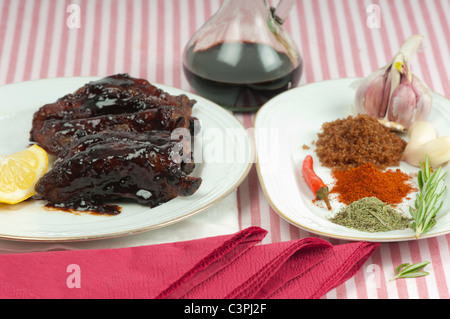Molto appiccicoso costolette su di un piatto con ingredienti. Foto Stock