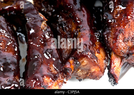 Molto appiccicoso costolette su di un piatto con ingredienti. Foto Stock