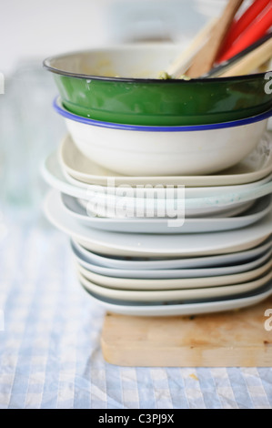Pila di piatti sporchi sul panno della tabella Foto Stock