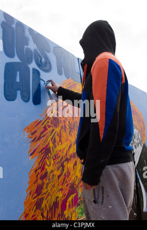 Creazione di Design   la progettazione di graffiti artista al lavoro a Southport inceppamento parete legale  UpNorthFest Merseyside, Regno Unito Foto Stock