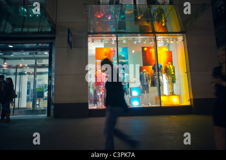 La finestra di visualizzazione di un gap store sulla Fifth Avenue nel centro di Manhattan a New York Foto Stock