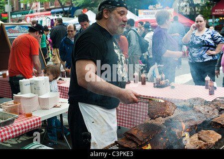 Un cavalletto la grigliatura nervature in corrispondenza della Nona Avenue Food Festival a New York visto il Sabato, 14 maggio 2011. (© Richard B. Levine) Foto Stock