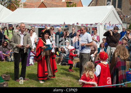 I bambini in costume di concorrenza a una strada festa per celebrare la regina  Elisabetta per il giubileo Foto stock - Alamy