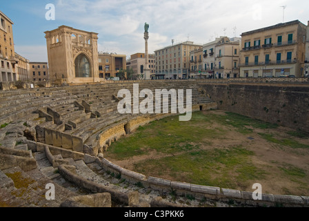 Anfiteatro Romano costruito nel II secolo, Sant'Oronzo Square, Lecce, Puglia (Puglia), Italia Meridionale Foto Stock