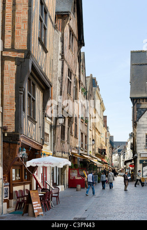Rue de la Rotisserie da Place du Grand Marche nel quartiere vecchio della città, gite, Indre et Loire, Francia Foto Stock