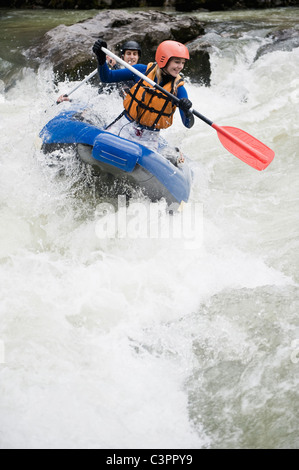 Austria, Salzburger Land, coppia giovane canottaggio kayak nel fiume lammer Foto Stock