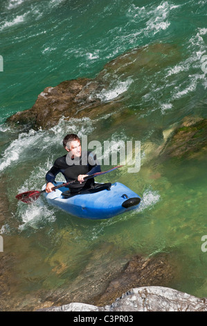 Austria, Salzburger Land, uomo kayak nel fiume lammer Foto Stock