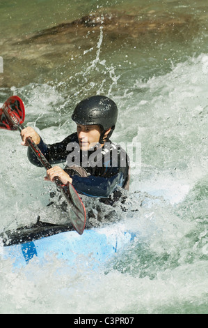 Austria, Salzburger Land, uomo kayak nel fiume lammer Foto Stock