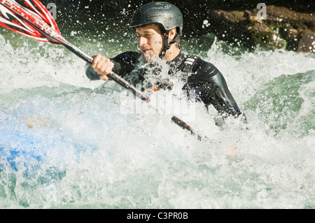 Austria, Salzburger Land, uomo kayak nel fiume lammer Foto Stock