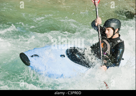 Austria, Salzburger Land, uomo kayak nel fiume lammer Foto Stock