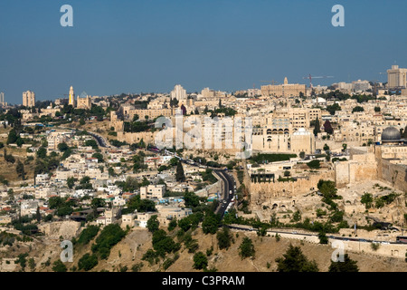 Vista di Gerusalemme dal tempio sul Monte nella Città Vecchia di Gerusalemme. Foto Stock