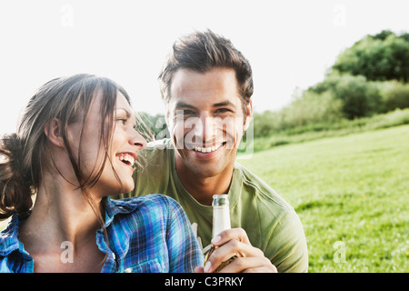 Germania, Colonia, l uomo e la donna godendo di birra Foto Stock