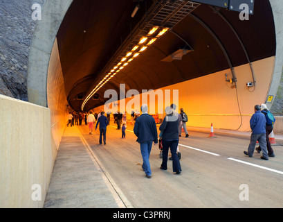 Walkers di entrare nel tunnel hindhead presso il tunnel vision evento, una possibilità per la gente del posto per camminare attraverso la prima apertura in luglio 2011 Foto Stock