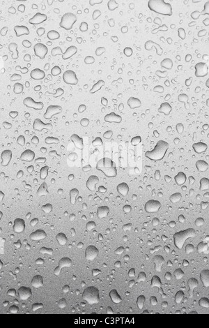 Gocce d'acqua su di argento metallico , auto close up Foto Stock