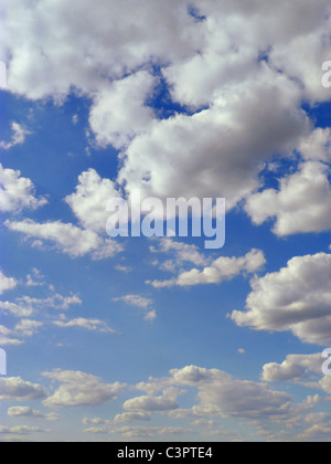 Puffy bianche nuvole. Foto Stock