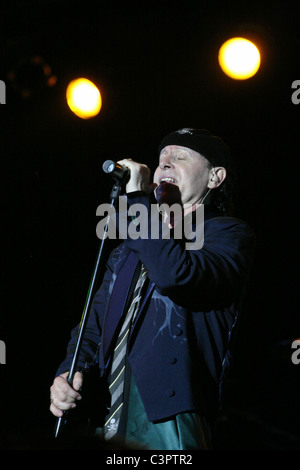Klaus Meine il cantante e occasionali di chitarra ritmica della heavy metal band Scorpions a Kiev, Ucraina Foto Stock