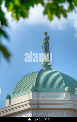 Immagine hdr di statua topping cupola del Maryland dichiara il monumento dedicato a entrambi i lati della battaglia di Antietam. Anche in esposizione naturale Foto Stock