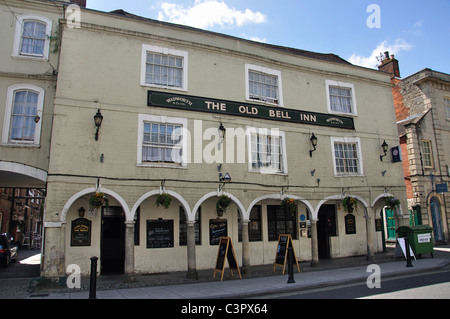 La Old Bell Inn, Market Place, Warminster, Wiltshire, Inghilterra, Regno Unito Foto Stock