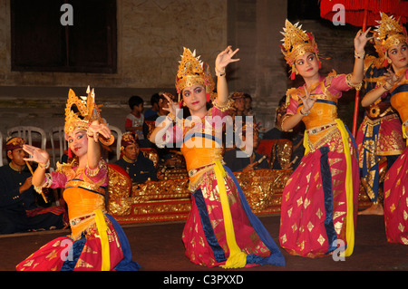 Legong femmina ballerini in costume completo, Ubud Palace, Bali Indonesia Foto Stock