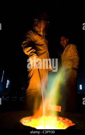 Colata di bronzo in una fonderia. Foto Stock