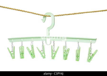 Plastica appendiabiti appesi con pioli su sfondo bianco Foto Stock