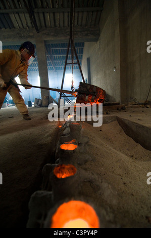 Colata di bronzo in una fonderia. Foto Stock