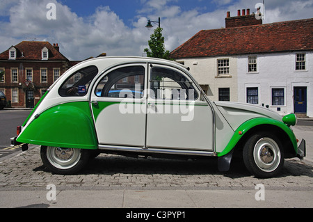 Verde e bianco di Citroën 2CV auto, Market Place, Westbury, Wiltshire, Inghilterra, Regno Unito Foto Stock